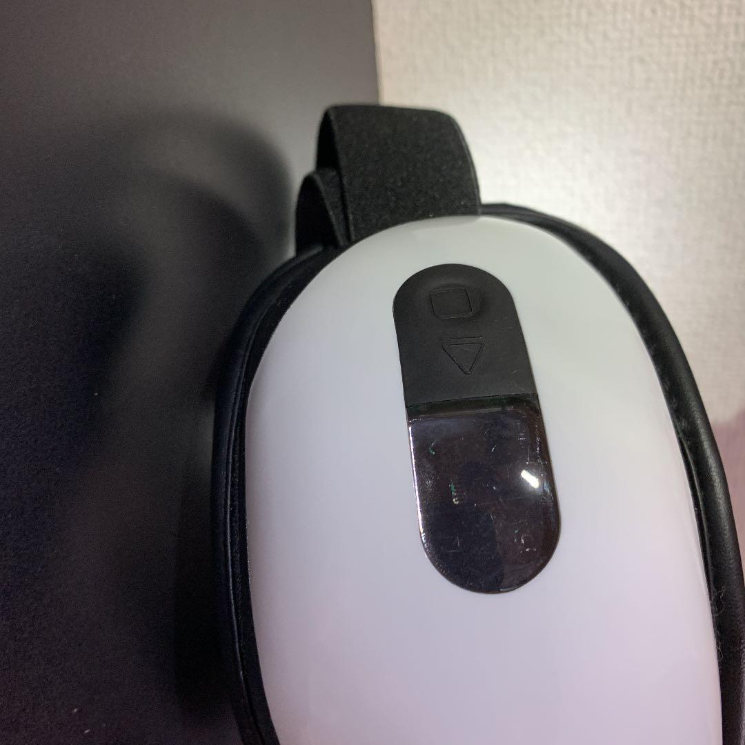 目元マッサージ機です。これで日頃の疲れを癒してください。