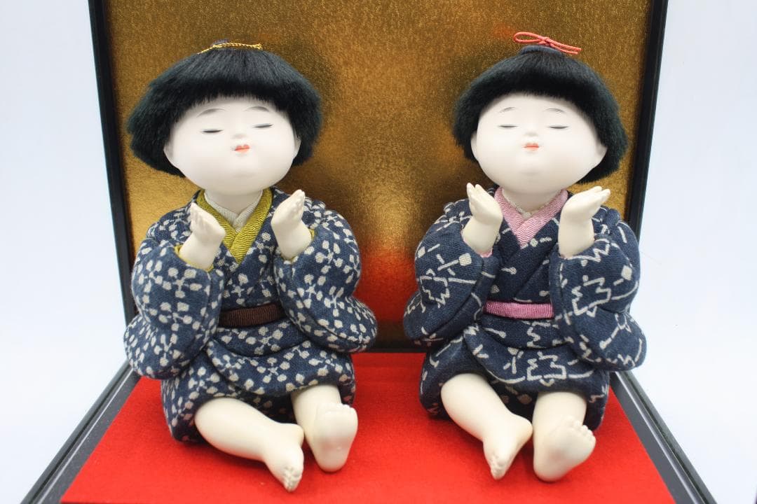 ガラスケース付き（寸法：横幅  約27cm）  木目込み人形