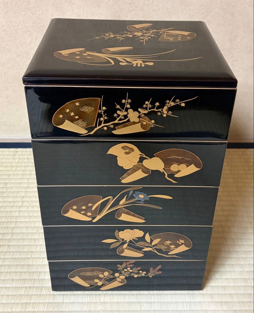 金箔装飾の黒色漆器5段重箱