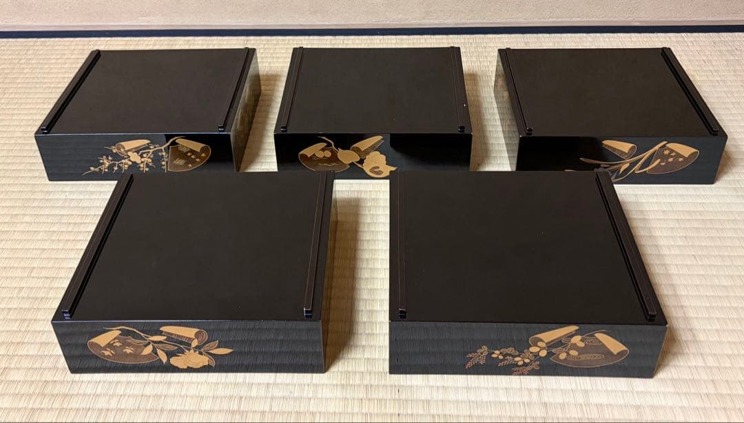 金箔装飾の黒色漆器5段重箱