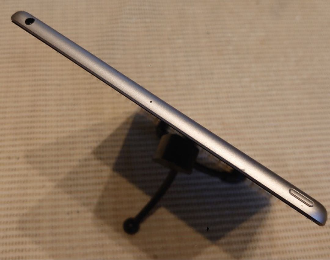 完動品iPad第5世代(A1822)本体32GBグレイ送料込DHLF9