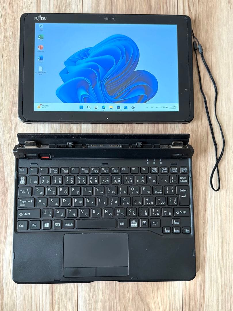 オフィス24付 Fujitsu 2-in-1 タブレット Atom/4/64GB