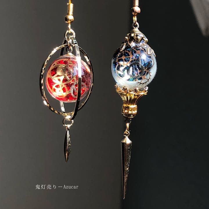 夜と黄昏を持つランタンと天球儀　オルゴナイト　蓄光三日月　歯車　ピアス