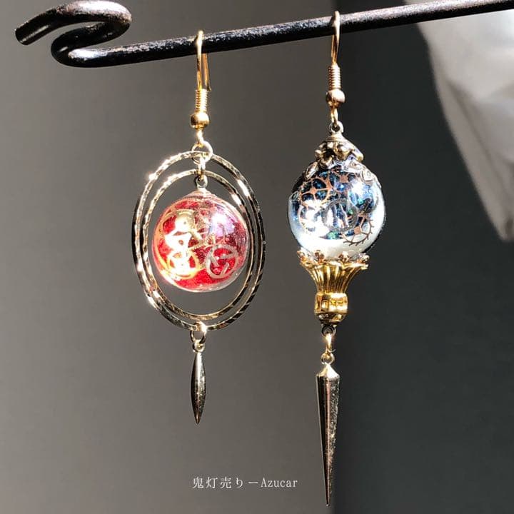 夜と黄昏を持つランタンと天球儀　オルゴナイト　蓄光三日月　歯車　ピアス