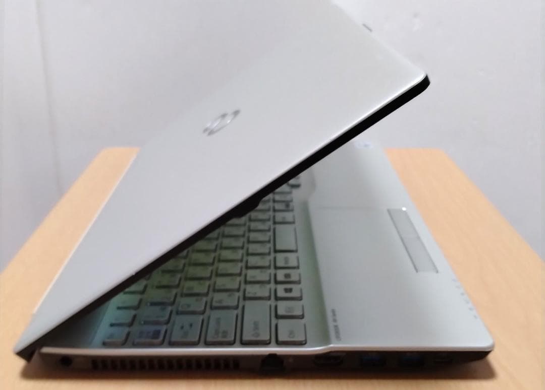 富士通 第10世代 Core i7 SSD500B/メモリ16GB
