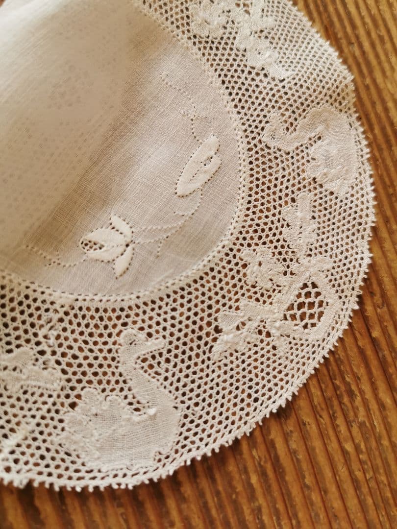アンティーク ベルギー 蓮の花の蕾と葉の手刺繍 白鳥と水鉢のボビンレースドイリー
