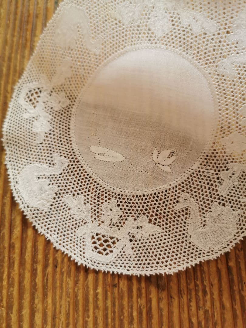 アンティーク ベルギー 蓮の花の蕾と葉の手刺繍 白鳥と水鉢のボビンレースドイリー