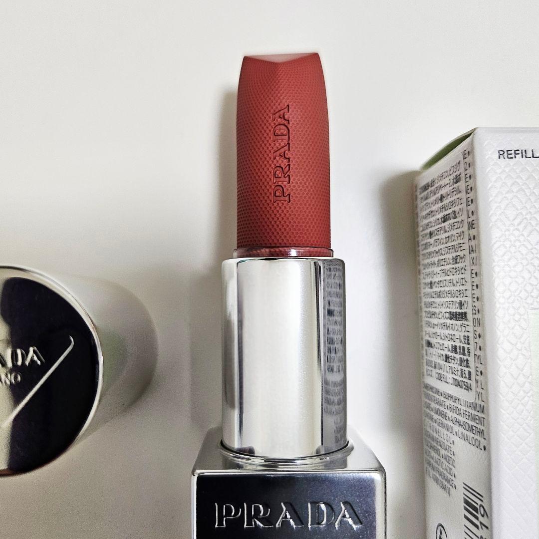 PRADA モノクローム ウェイトレス リップカラー