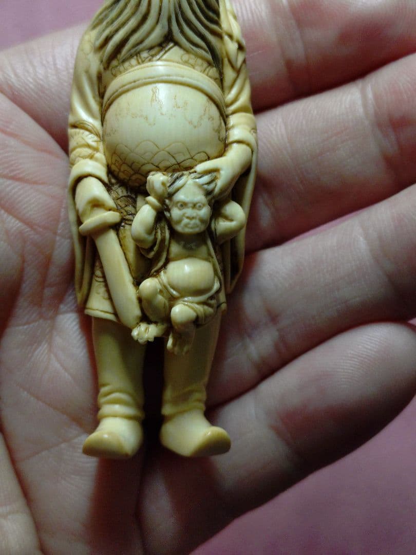 根付 彫刻 在銘 天然素材 アンティーク 工芸品 置物