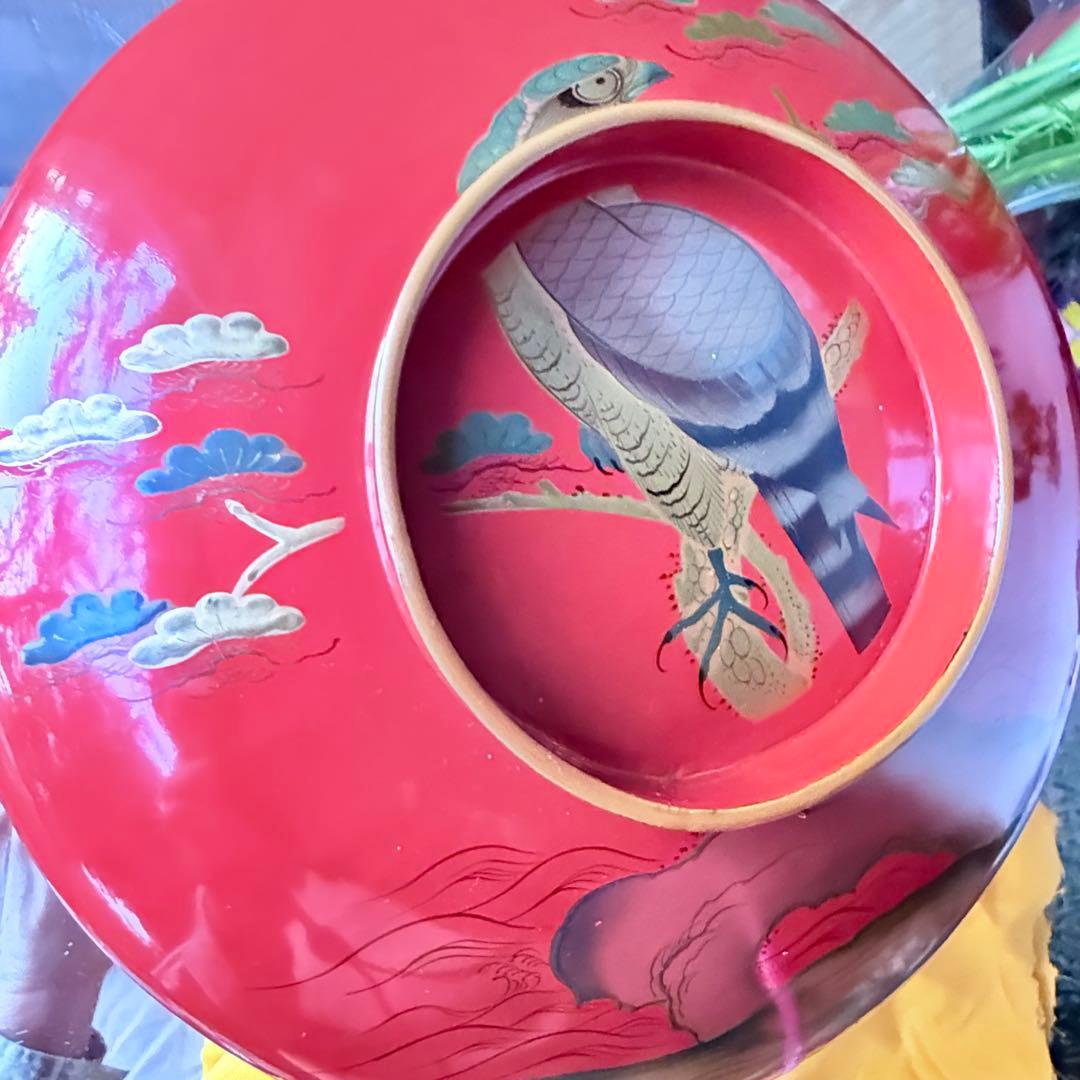 赤い漆器 蓋付き菓子器 鷹と松の模様