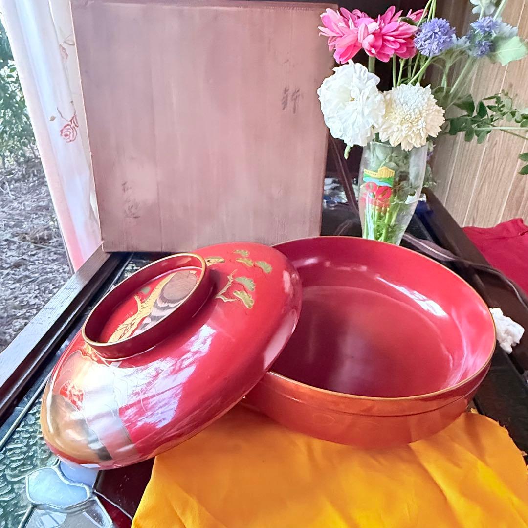 赤い漆器 蓋付き菓子器 鷹と松の模様