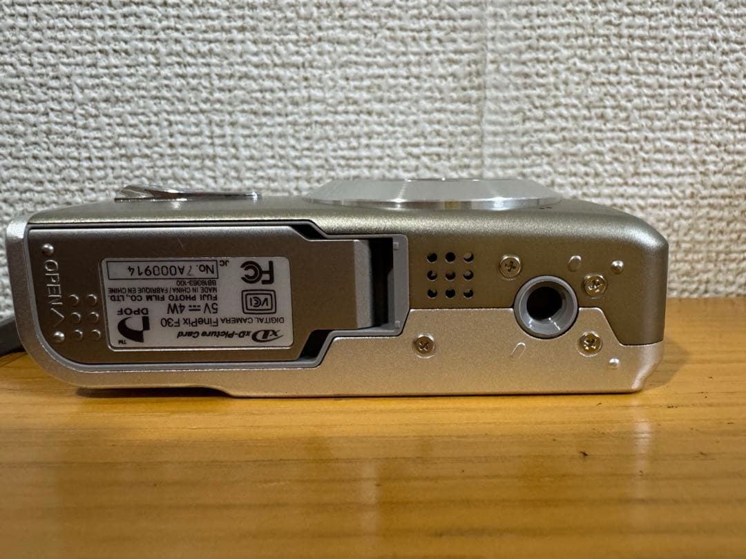 動作品　美品　Fujifilm FinePix F30 デジタルカメラ