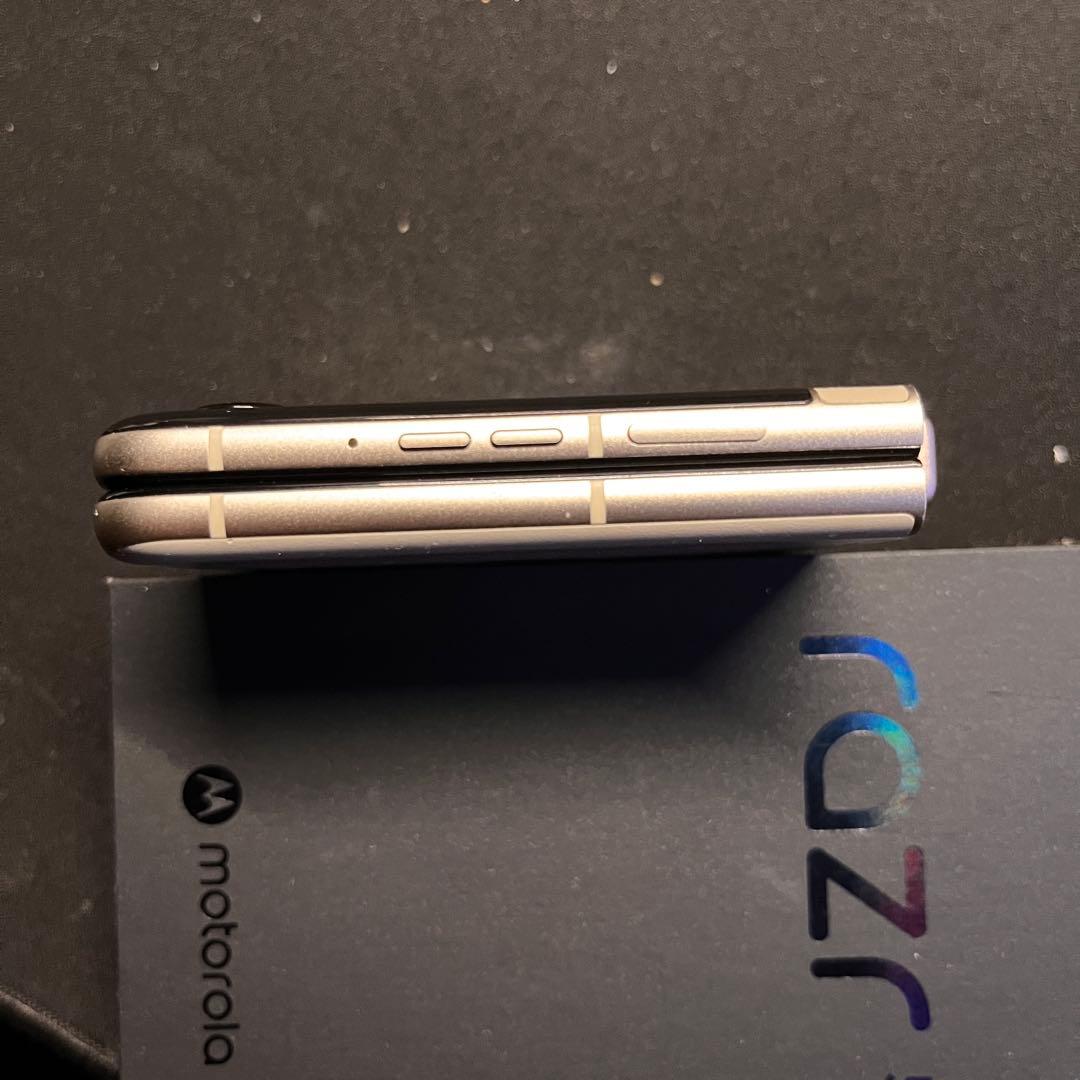 交換済motorola razr 50 サンドクリーム　512GB SIMフリー