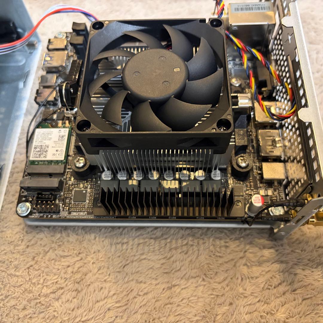ASRock DeskMini X600 ホワイト ベアボーンキットAM5対応