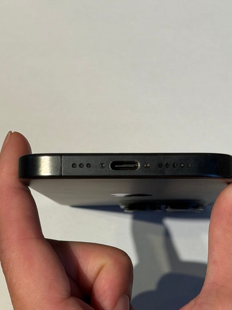 Apple iPhone 15 Pro 本体　画面割れ有