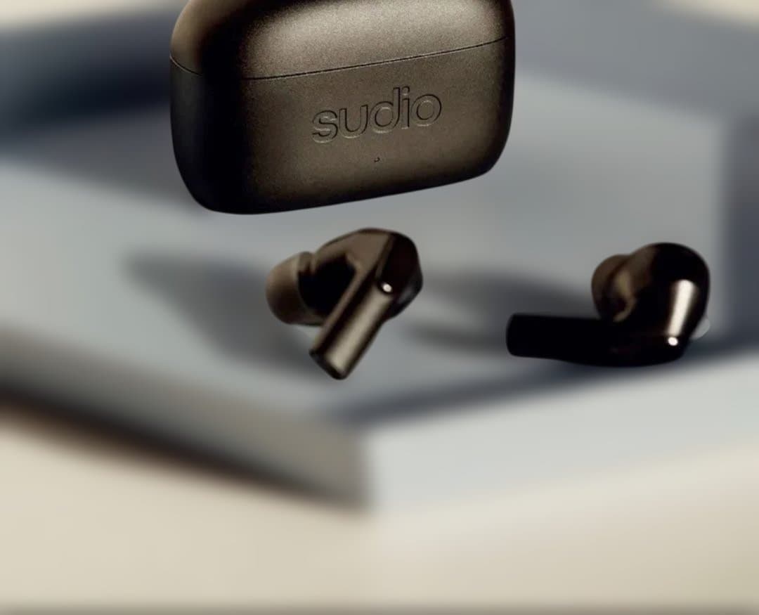 新品　sudio E3 ワイヤレスイヤフォンとLADD+充電器　イヤフォンケース