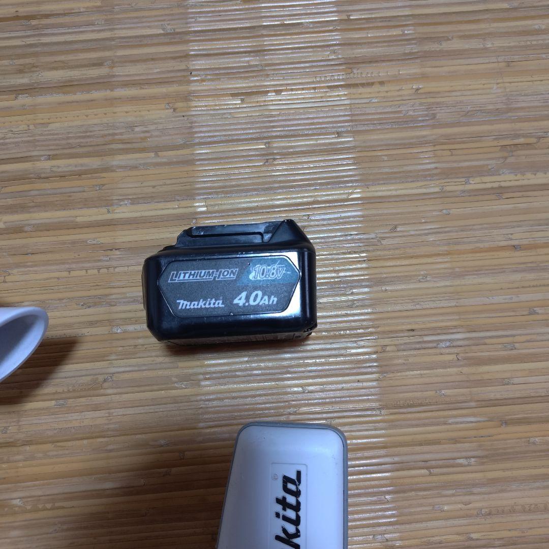マキタ10.8vスティック掃除機とバッテリー10.8v4ahバッテリー