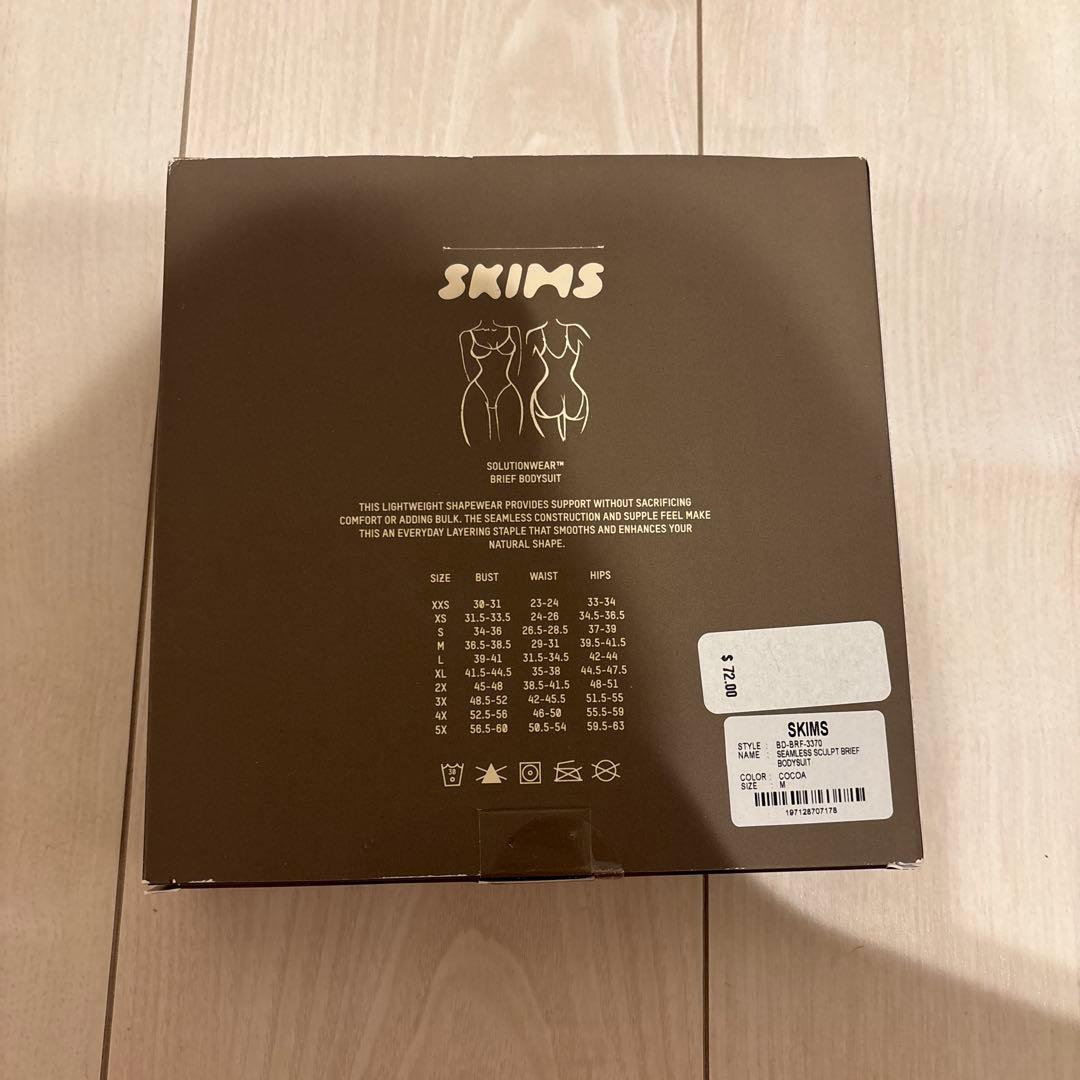 Skims 矯正タイツ
