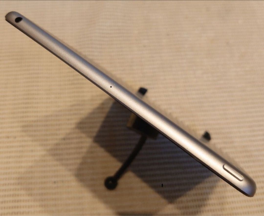 GCVVX完動品iPad第5世代(A1822)本体32GBグレイ送料込