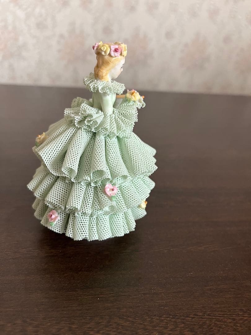 Irish Dresden アイリッシュドレスデン レース人形　本と花束