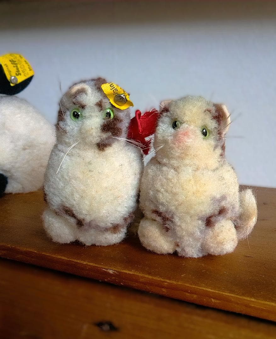 丸い小さい猫　２匹なかよし　シュタイフ　毛糸玉　ウールポンポン　キャット　しま猫