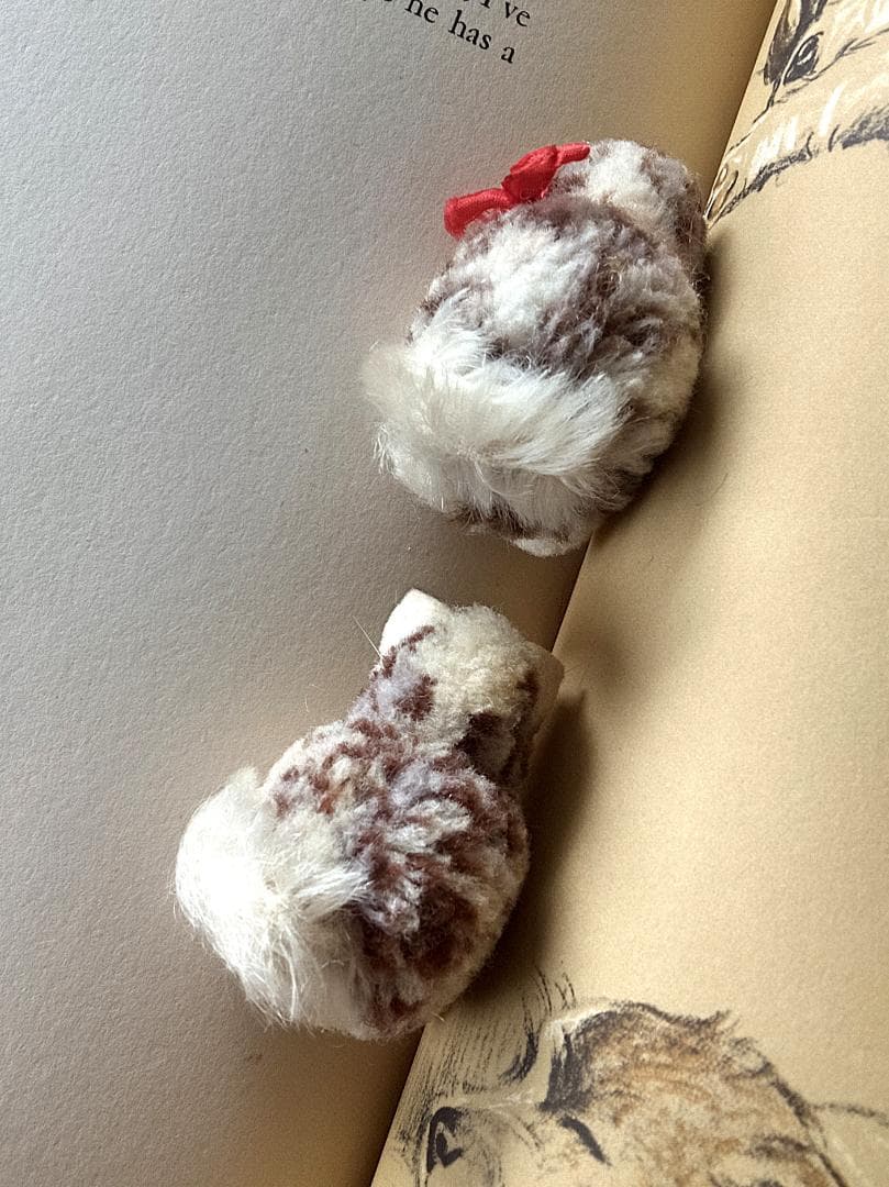 丸い小さい猫　２匹なかよし　シュタイフ　毛糸玉　ウールポンポン　キャット　しま猫
