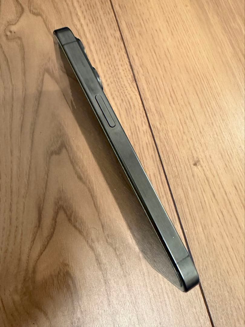【iPhone15pro】ブラックチタニウム　128gb 画面割あり