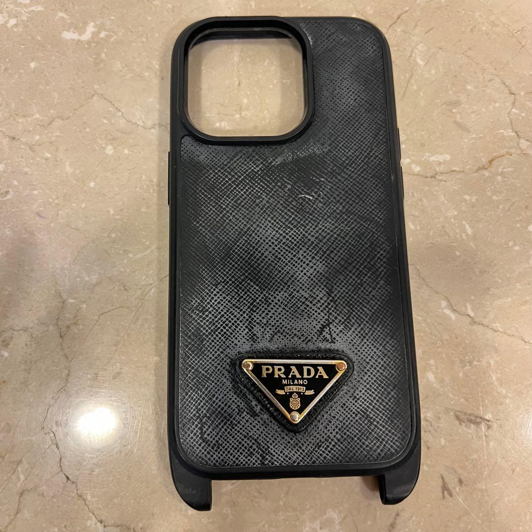PRADA iPhone15Pro ケース サフィアーノ ストラップ付 黒