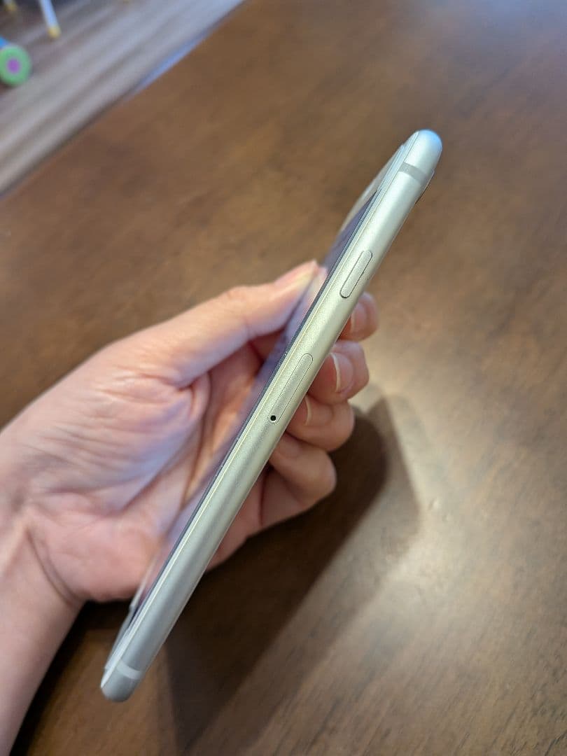iPhone8 64GB シルバー バッテリー86% ドコモSIMロックあり