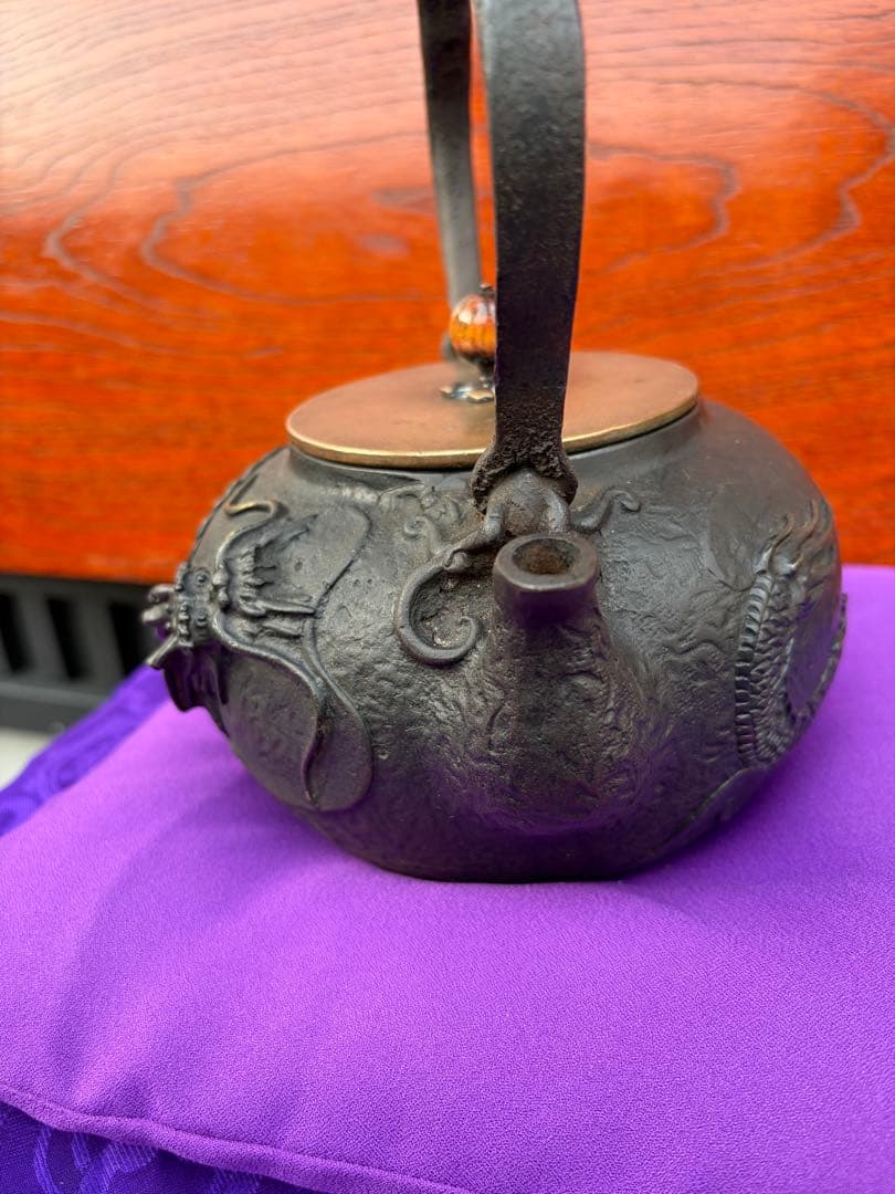鋳鉄製ドラゴン彫刻の鉄瓶