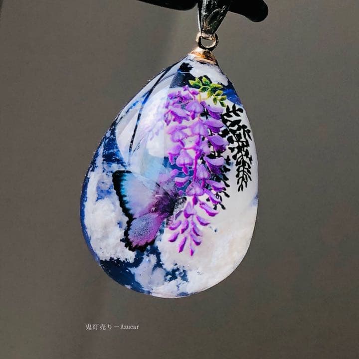 タンザナイト色の夜空に藤の花とピンクモルフォ蝶　雲レジン　オルゴナイトネックレス