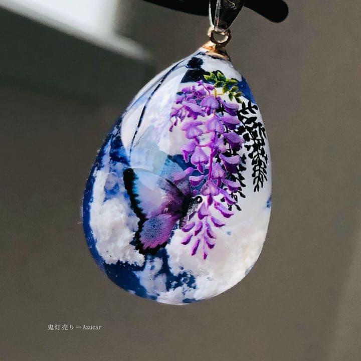 タンザナイト色の夜空に藤の花とピンクモルフォ蝶　雲レジン　オルゴナイトネックレス