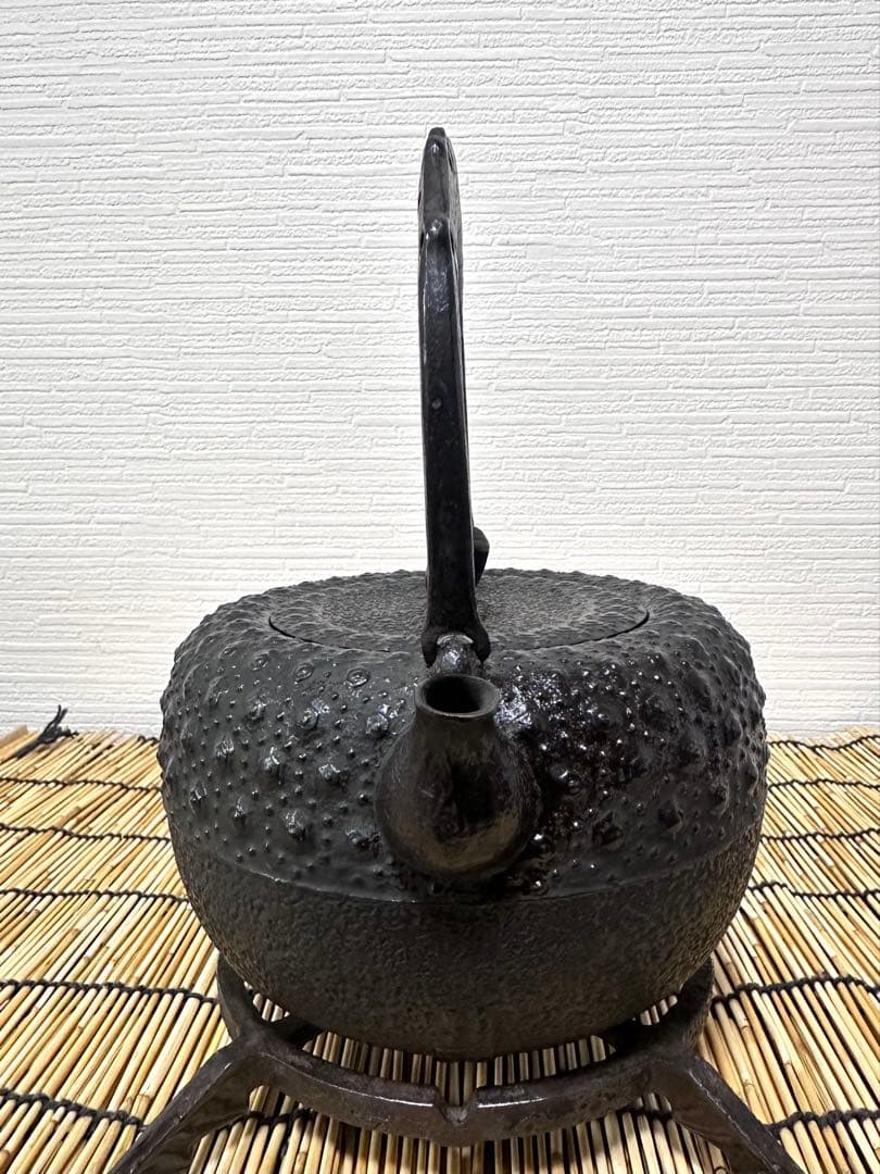 未使用保管品、供箱、付属品付　南部岩鋳造　１８型小槌亀甲　南部鉄瓶　南部鉄器