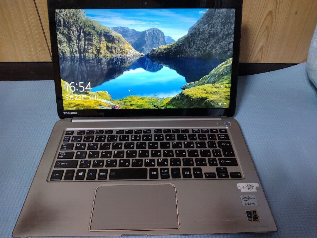 軽量薄型 東芝 KIRA V832 Core i5 8GB SSD256GB
