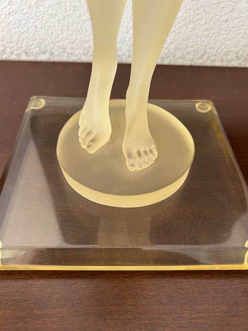 裸婦像 (LALIQUE の OCEANIDE に似た像)