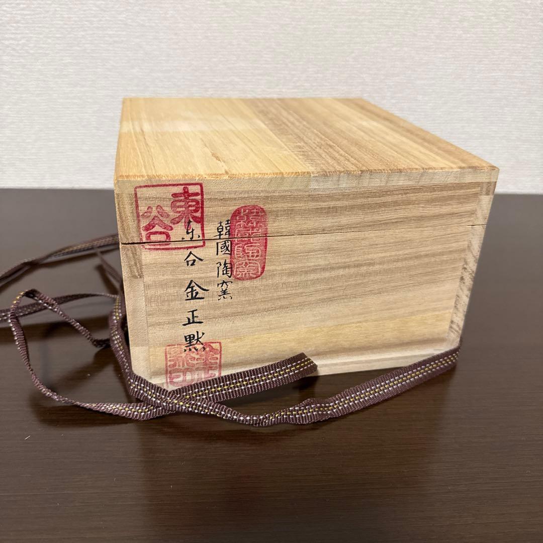 淡い緑色の花模様茶碗と木箱