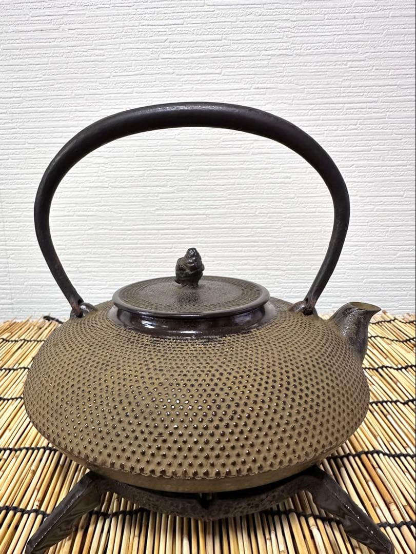 新品、木箱、栞付　敬典工房正寿堂山正　人間国宝　髙橋敬典作　独楽型　南部鉄瓶