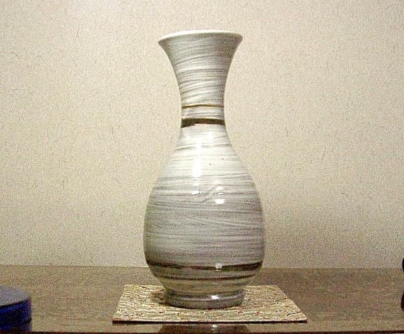 京焼・清水焼　八木一艸 作　刷毛目　草華紋　花瓶　無傷　共箱　保証。