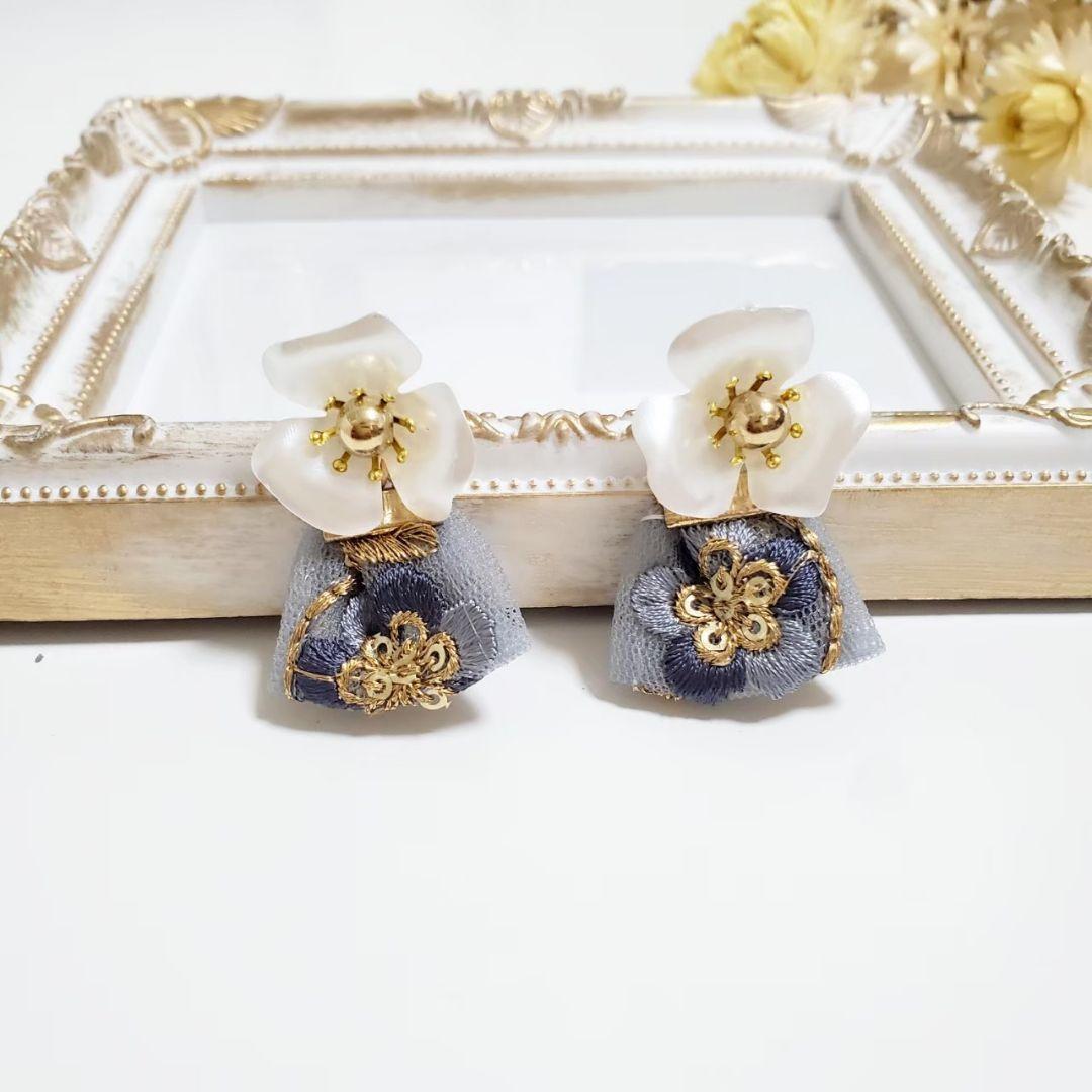 【ご検討中】2way* ホワイトフラワーにインド刺繍リボンタッセル
