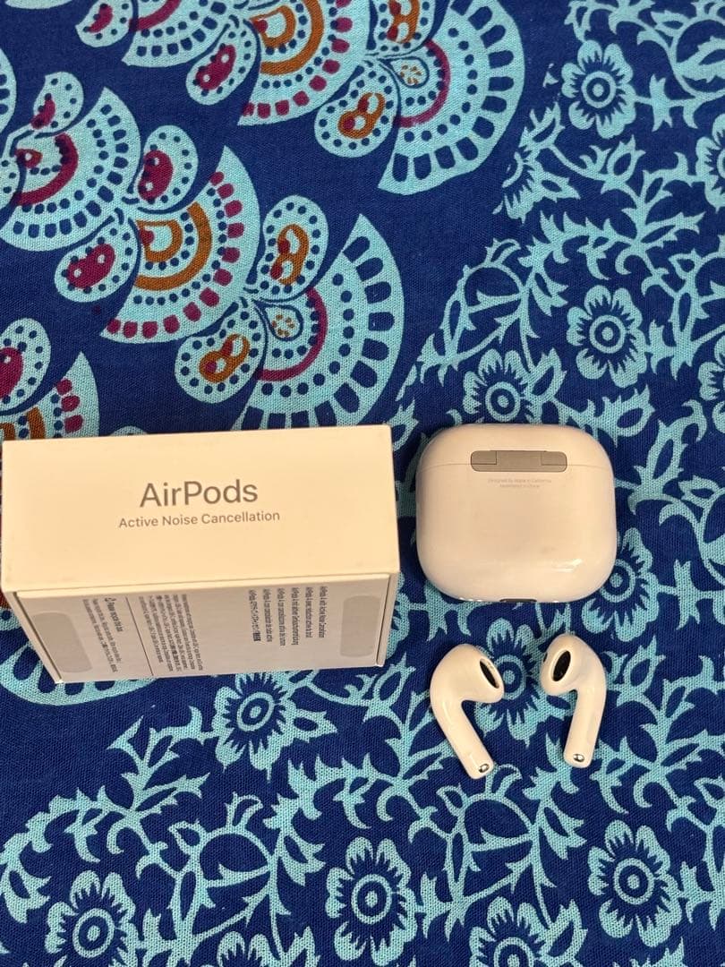 AirPods 4 本体 ホワイト ノイズキャンセリング付き　元箱付き