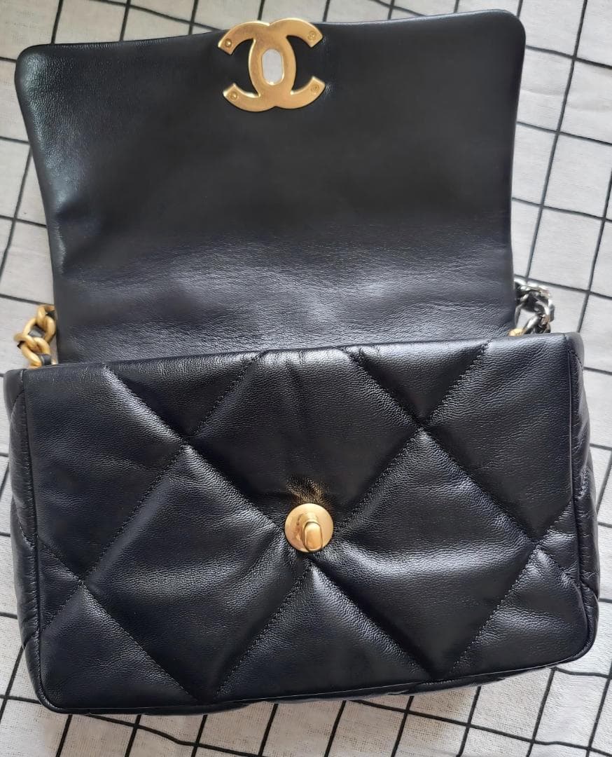 【極美品】CHANEL 19 Flap Bag ブラック トリプルメタルチェーン