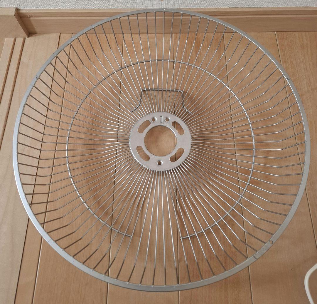 クリーム色の3枚羽根扇風機 レトロ