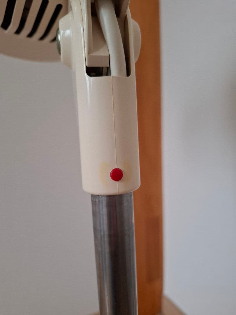 クリーム色の3枚羽根扇風機 レトロ