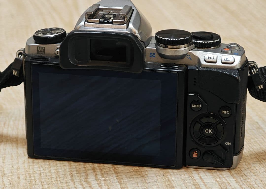 OLYMPUS OM-D E-M10 ミラーレス一眼　レンズ3本付
