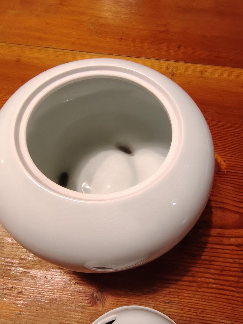 白磁の脚付き香炉三足