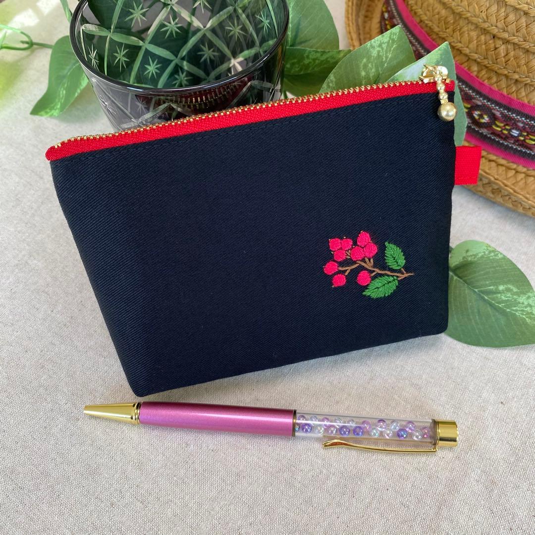 手刺繍　＊ベリーとフラワーバスケットとかくれんぼ猫さん＊ハンドメイド　ポーチ