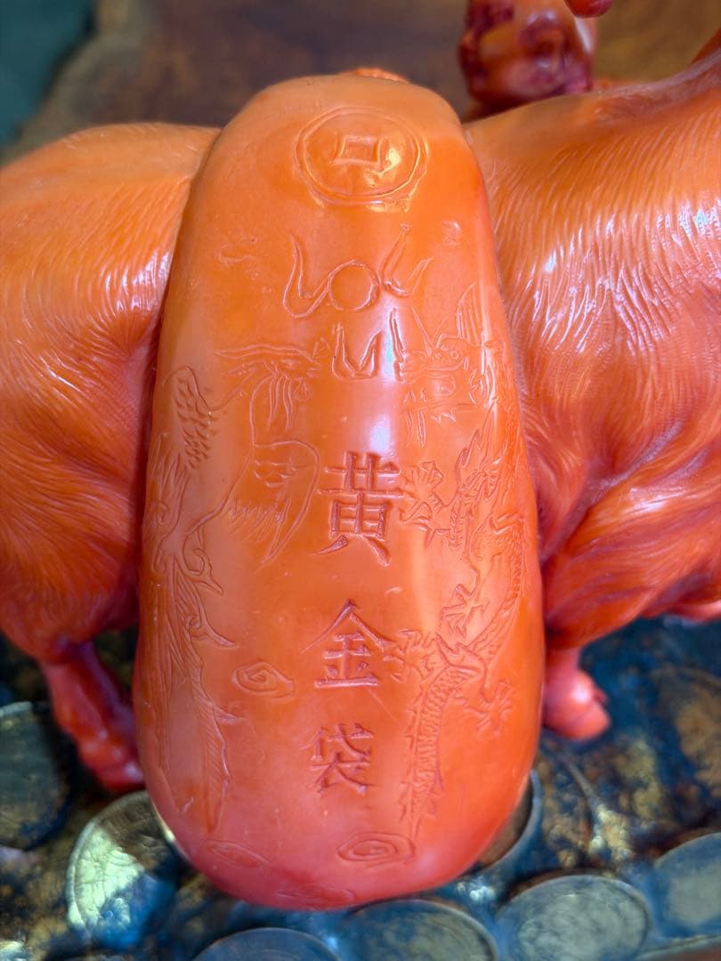 赤い珊瑚の山羊と子供の置物
