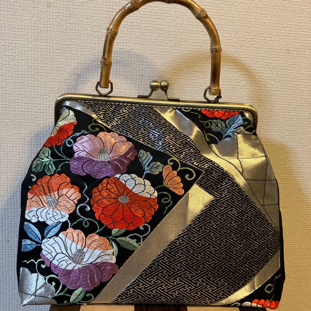 ハンドメイド　帯リメイク　がま口バッグ　黒地帯　銀　花々の刺繍