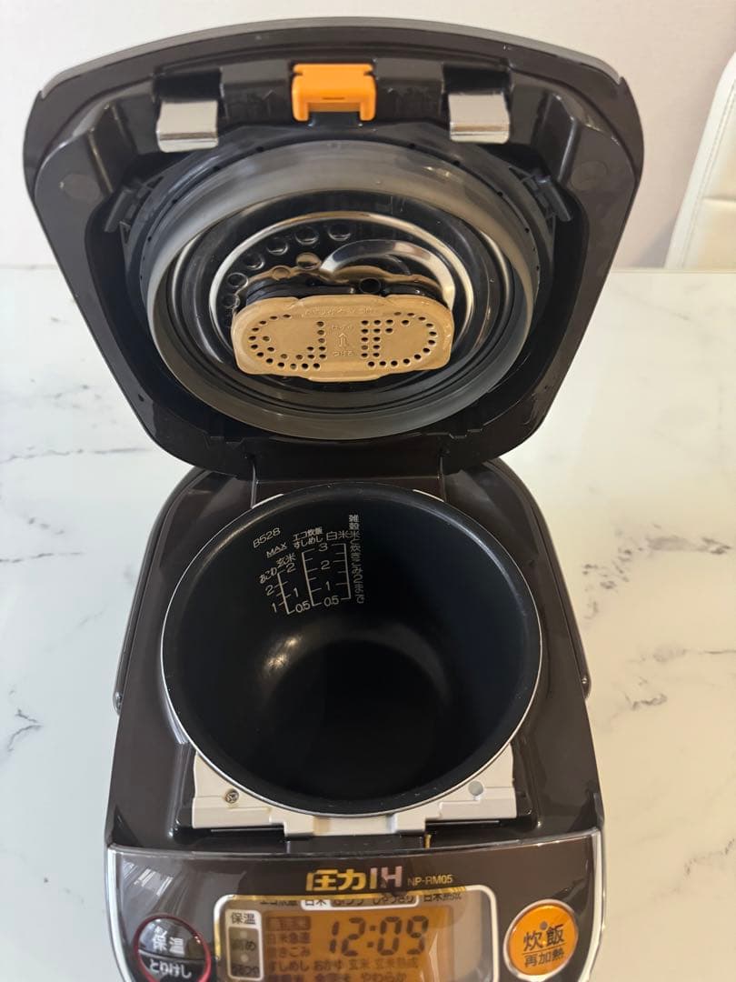 象印　ZOJIRUSHI　圧力IH炊飯ジャー NP-RM05 型2021年製