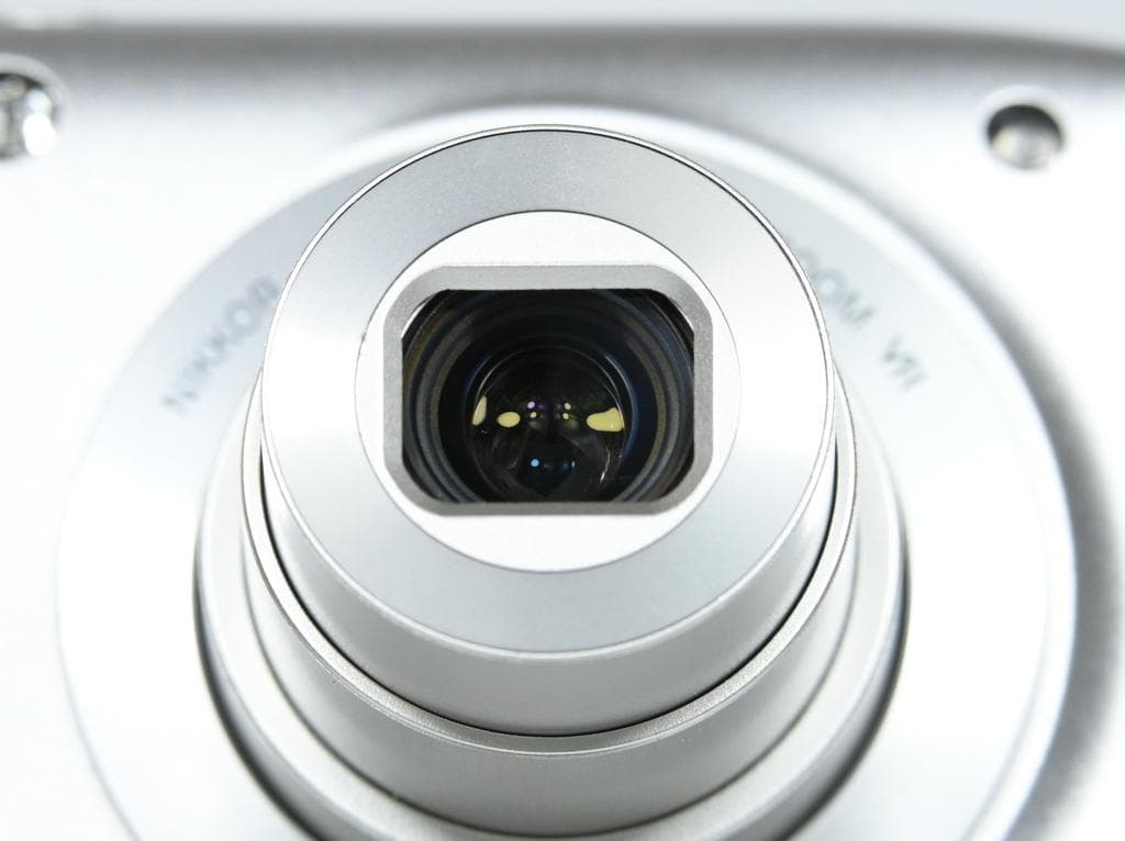 【美品】 ニコン　Nikon COOLPIX S3300 クリスタルシルバー